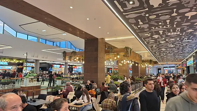 Kayserililer her akşam AVM'lere akın etti! boş yer kalmadı