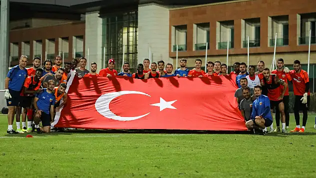 Kayserispor antrenmanda dev Türk bayrağı açtı