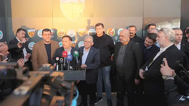 Kayserispor'da gözler o ismi aradı! Tribünde dikkat çeken buluşma
