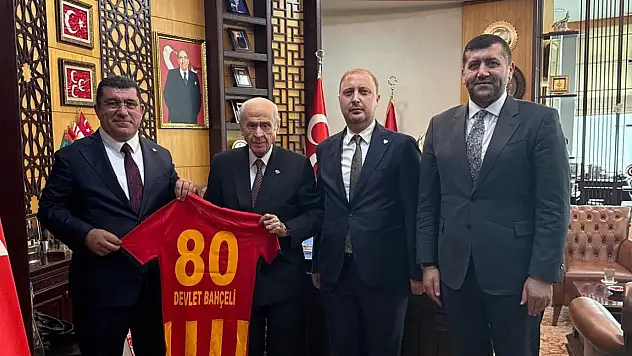 Kayserispor'dan Devlet Bahçeli'ye ziyaret ve forma hediyesi...