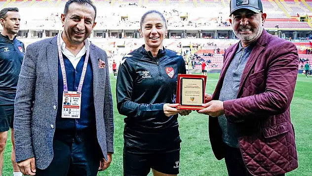 Kayserispor'dan hakem Asen Albayrak'a çiçek takdimi...