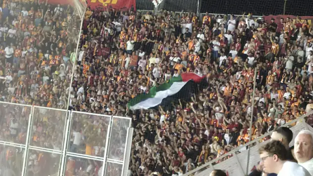 Kayserispor - Galatasaray maçında tribünlerde örnek görüntü