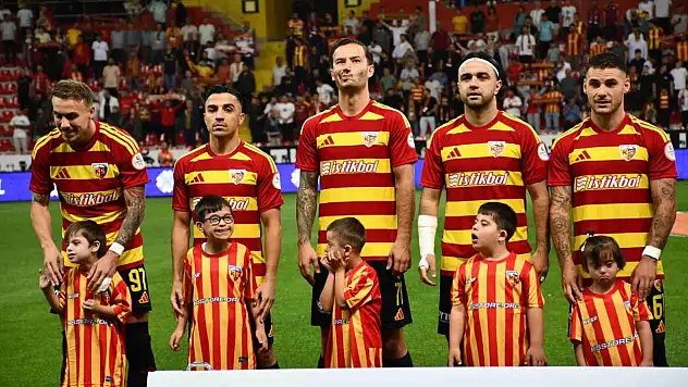 Kayserispor-İstanbulspor maçı seramonisinde Down sendromlu miniklerde yer aldı