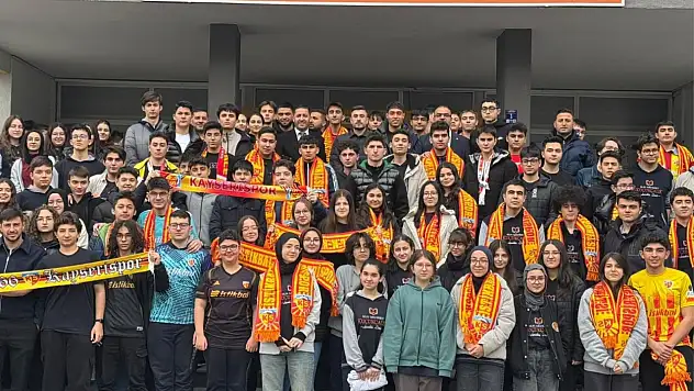Kayserisporlu futbolcular öğrencilerle bir araya geldi