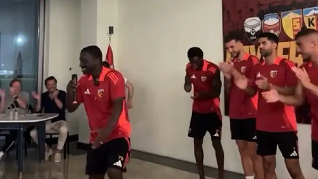 Kayserisporlu Yaw Ackah takımın maskotu oldu! Yeni transferler eşlik etti