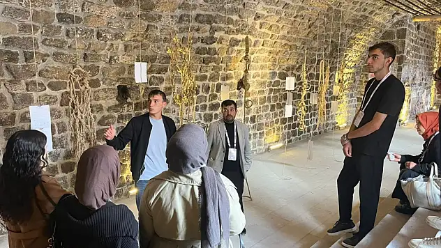 KAYÜ öğrencileri tarihi yapıyı yerinde incelediler!