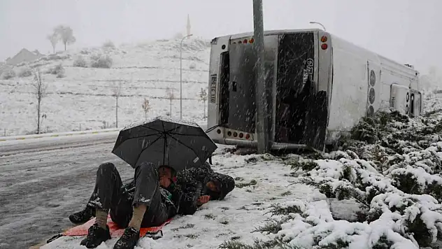 Kaza sonrası şemsiyesi ile sağlık görevlilerini bekledi