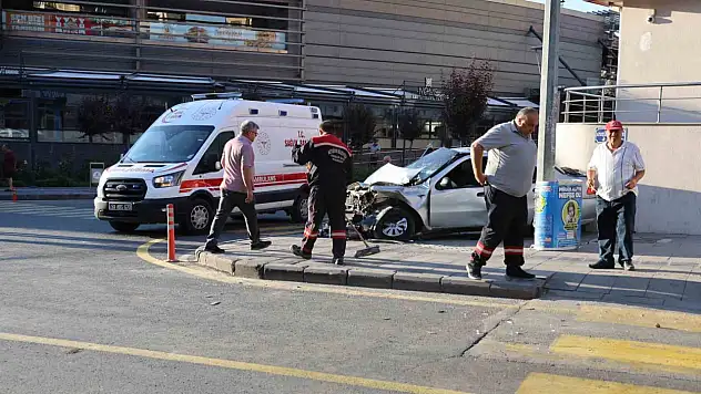 Alkollü sürücü kırmızı ışıkta geçti, 4 kişi yaralandı