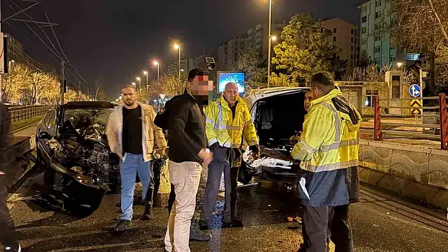 Kayseri'de ehliyeti alınmış sürücü kaza yaptı, tedaviyi reddetti