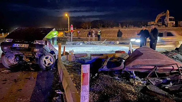 Kahramanmaraş'ta araç ikiye bölündü!