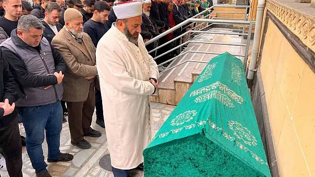 Nişanlı çift yan yana toprağa verildi