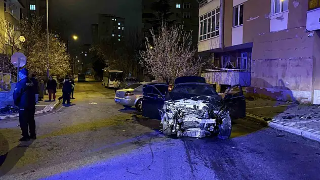 Kazada savrulan otomobil duvarı yıktı