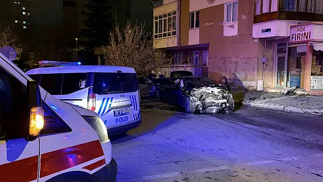 İki otomobil çarpıştı: Savrulan otomobil duvarı yıktı