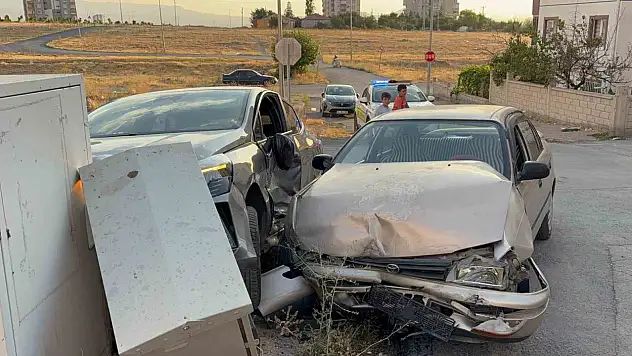 Kayseri'de kaza: Otomobil trafoya çarptı, yangın çıktı