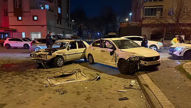 Kazada savrulan otomobil yayalara çarptı: 4 yaralı