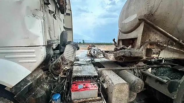 Kazada tırın kupasıyla dorsesi arasından uçarak yola düşen otomobil alev aldı