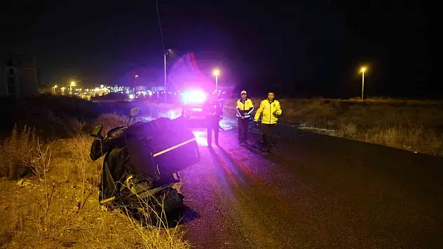 Kediye çarpmamak için ani fren yapan motosikletli yola savruldu!