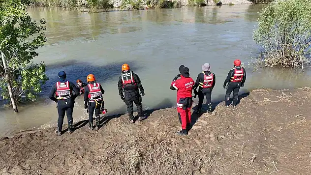 Kelkit Çayı'na atlayan 16 yaşındaki kız hala aranıyor