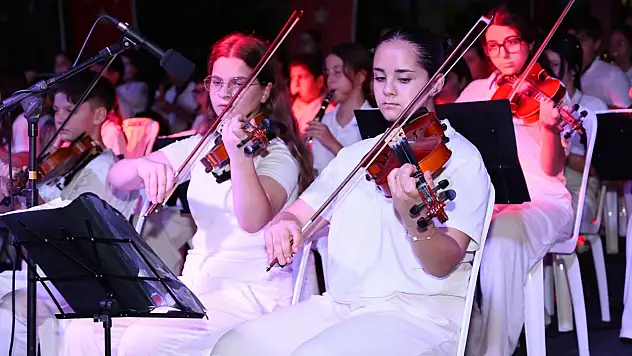 Kemer'de can dostları yararına konser düzenlendi!