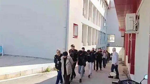 Kendilerini hakim, savcı ve polis olarak tanıtıp milyonluk vurgun yaptılar