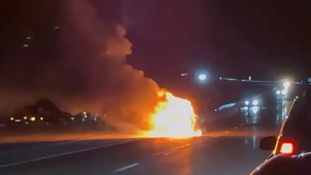 Seyir halindeki araç alev topuna döndü