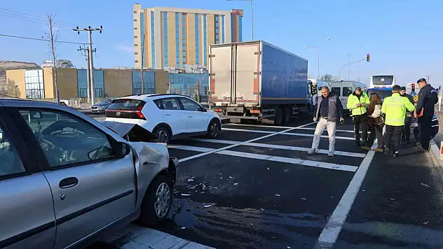 Kırmızı ışıkta duran araca çarptı: 3 yaralı