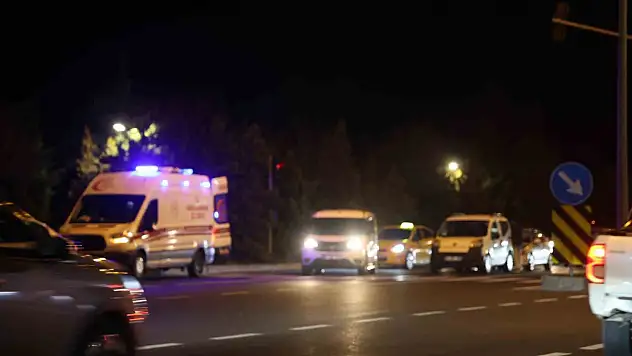 Kırmızı ışıkta bekleyen araca çarptı