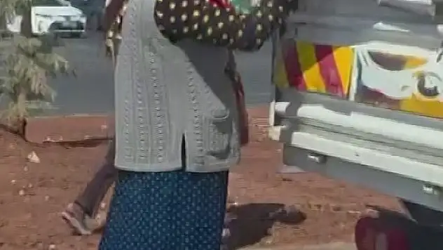 Adana'da kırmızı ışıkta duran kamyonetten biber çaldılar!