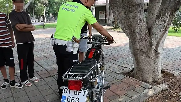 Kırmızı ışıkta geçen ehliyetsiz motosiklet sürücüsüne binlerce lira ceza kesildi