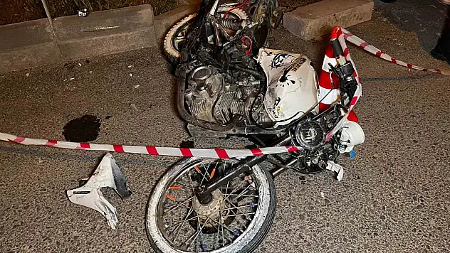 Plakasız motosikletle kırmızı ışıkta geçti, hayatını kaybetti