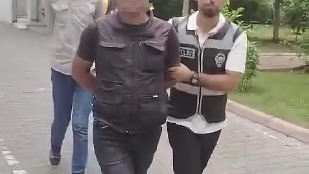 Kırmızı ışıkta sürücüleri tehdit eden şüpheliler yakalandı