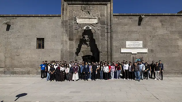 Kırşehirli tıp öğrencileri ilk derslerini 800 yıllık Gevher Nesibe Şifahanesi'nde aldı