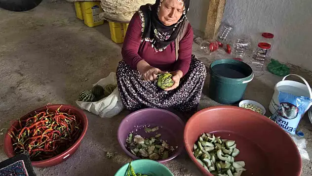 Turşu ve biberlerle kış hazırlıkları başladı