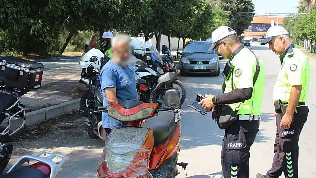 Kısa mesafe bahane olmadı: kasksız sürücüye ceza kesildi