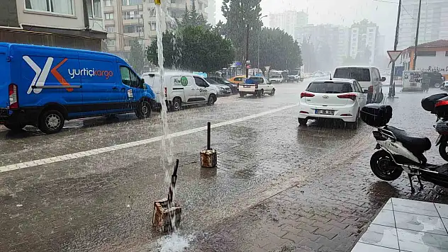 Adana'da 20 Dakikalık Yağmur Yolları Nehre Çevirdi