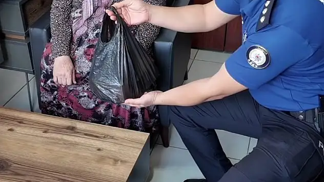 Kızı sürpriz yapınca annenin 500 bin TL'lik altını çöpe gitti!