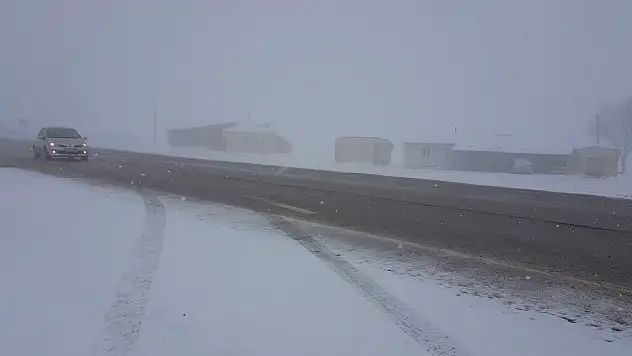 Erzincan'ı Sivas'a bağlayan geçitte kar yağışı