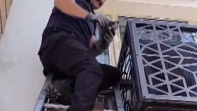 Klima havalandırmasına sıkıştı: İtfaiye kurtardı