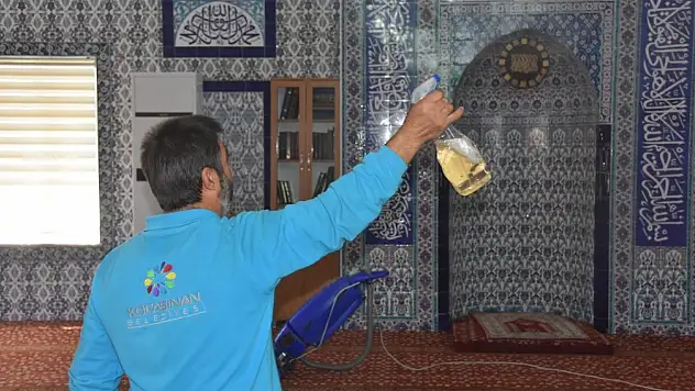 Kocasinan'da camiler gül suyuyla yıkanıyor: Temizlik ekibi 10 yıldır görevde