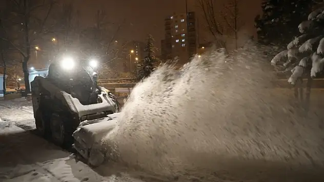 Kocasinan'da karla mücadele 24 saat sürüyor