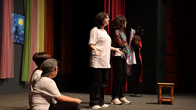 Kocasinan'da tiyatro gösterisi tam not aldı!
