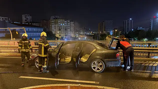 Kocasinan'da üst geçitte panik! Otomobil alev aldı