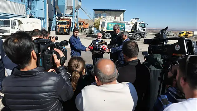 Kocasinan'ın kendi asfaltıyla 8 yılda bin kilometre yol...