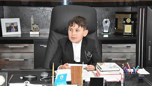 Koltuk değişti, talimatlar geldi: Başkanlık makamında bu kez çocuklar var