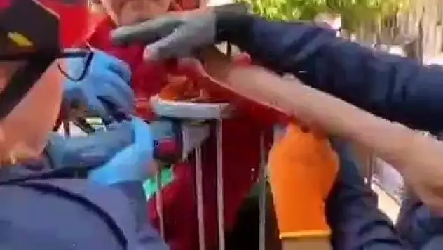 Adana'da koluna korkuluk demiri saplanan çocuk hastaneye kaldırıldı