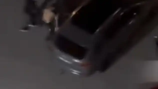 Komşular yumruk yumruğa birbirine girdi