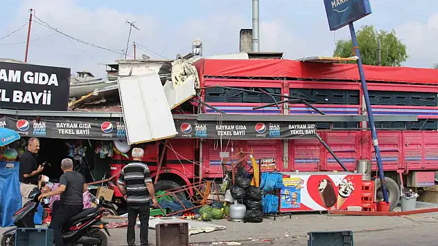 Kontrolden çıkan kamyon bakkal dükkanına girdi!