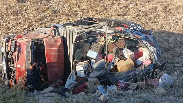 Ev eşyası yüklü kamyon yoldan çıktı