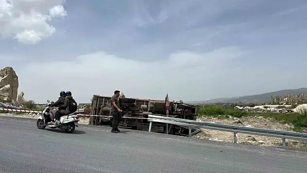 Kontrolden çıkan kamyon devrildi: 2 yaralı