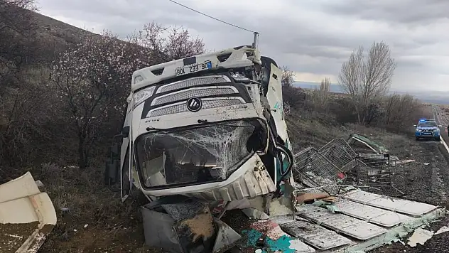 Nevşehir'de kontrolden çıkan kamyonet devrildi - Yaralı var!